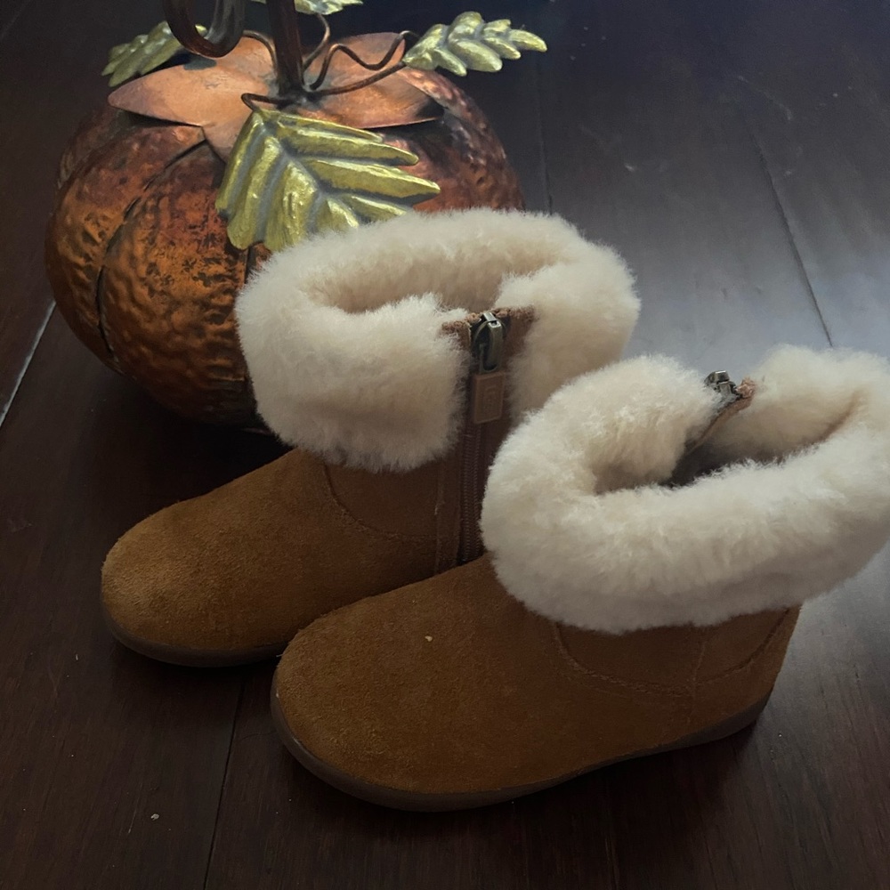 ✖️✖️SOLD✖️✖️New Baby Uggs size 8 toddler